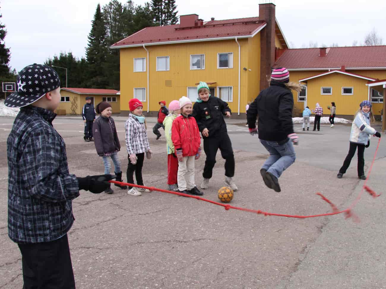 Oppilaita Lallin koulun pihalla.
