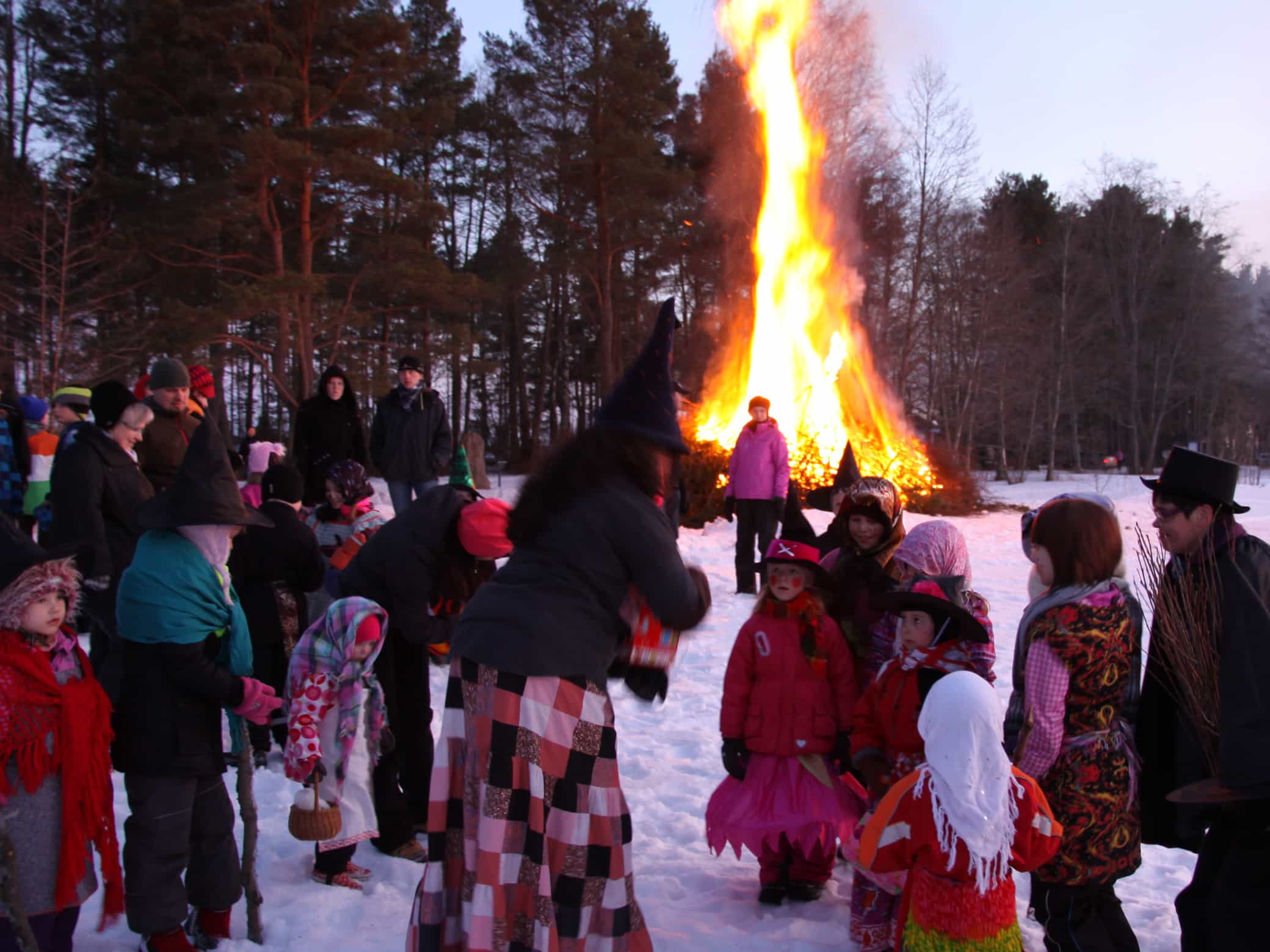 Pääsiäiskokko Köyliönjärven rannalla.