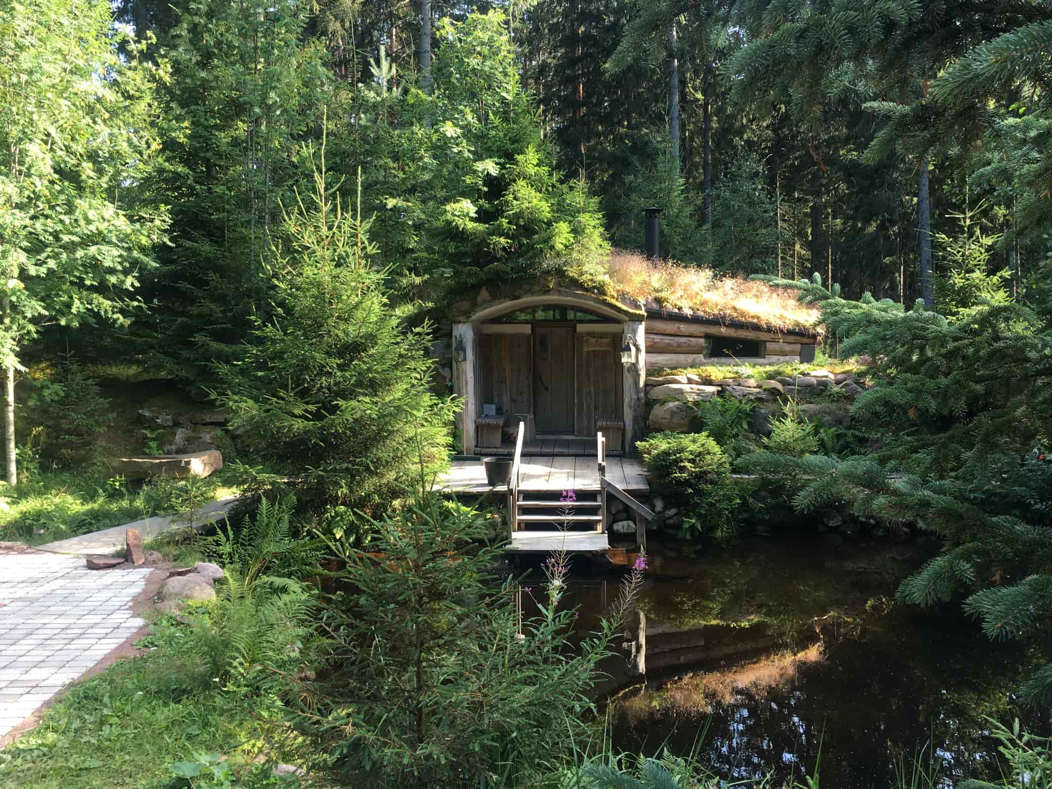 Kaarnikan sauna, saunatupa ja pulahduslampi.
