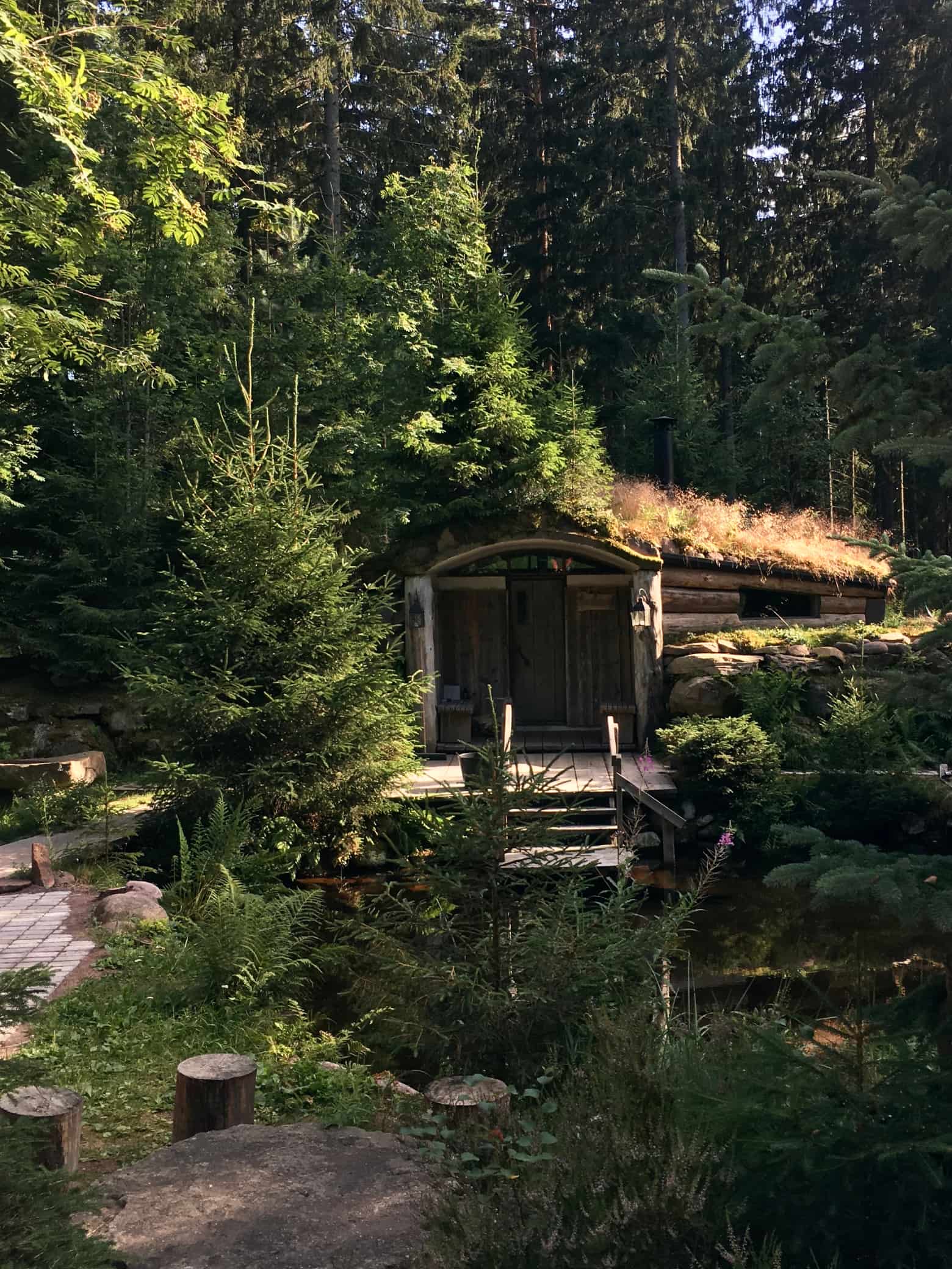 Kaarnikan sauna, saunatupa ja pulahduslampi.