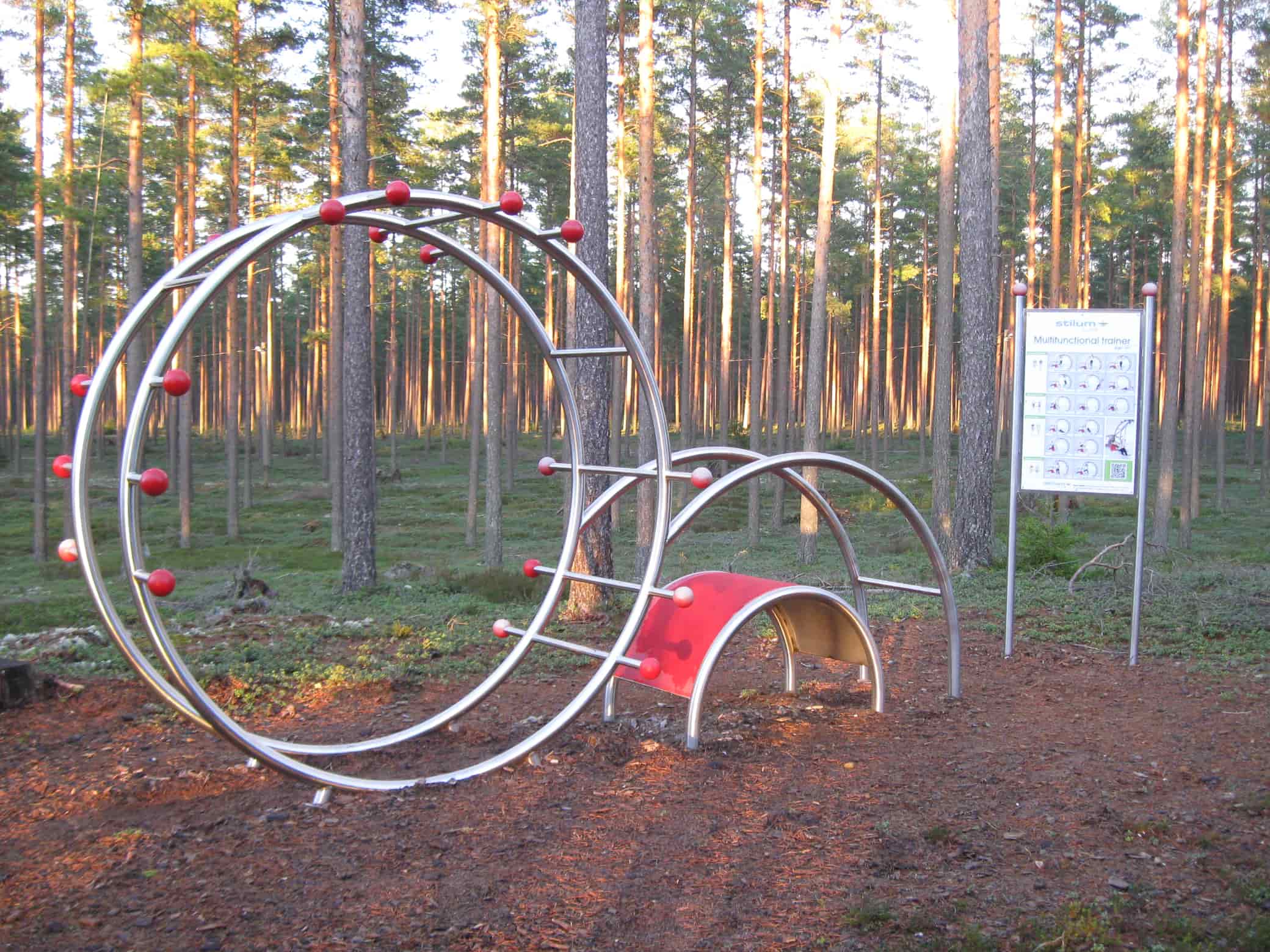 Merkitty polkureitti metsässä.
