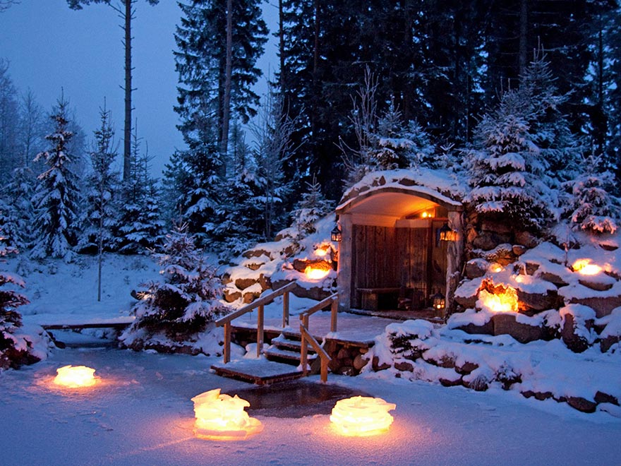 Jäälyhtyjä valaisemassa talvi-iltaa eräelämyskeskus Kaarnikassa.
